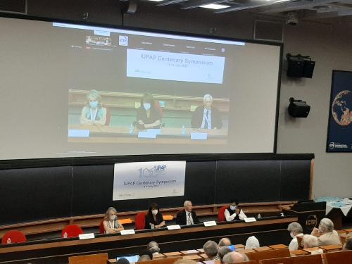 L'assessore regionale alla Ricerca Alessia Rosolen nella sala convegni dell'Ictp di Miramare tra Monica Pepe-Altarelli e Stefano Fantoni per l'apertura del simposio sui cent'anni dello Iupap