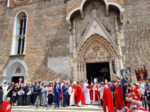 La benedizione del cardinale Mamberti sul sagrato del duomo di Udine in occasione della festa dei Santi patroni Ermacora e Fortunato