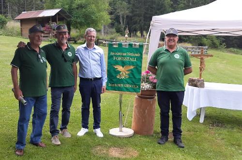 L'assessore regionale Stefano Zannier insieme ad alucni rappresentanti della sezione Friuli Venezia Giulia dell'Associazione nazionale forestali d'Italia