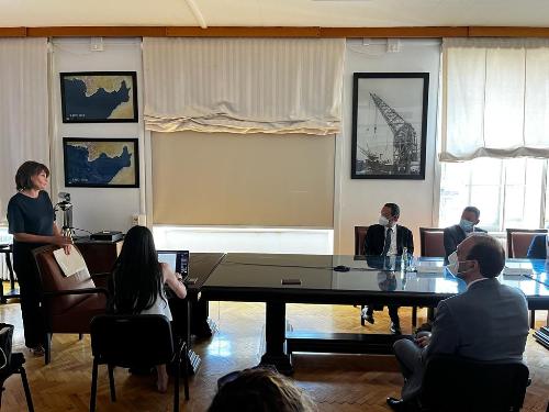 L'assessore regionale alla Ricerca Alessia Rosolen alla firma della convezione quadro in tema di comunicazione quantistica da parte dell’Autorità di sistema portuale del mare Adriatico Orientale, dell’Università di Trieste, della Sissa, di Area Science Park e del Consiglio nazionale delle ricerche.