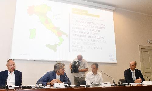 Una fase della conferenza stampa svoltasi a Trieste per l'illustrazione dei dati rilevati dall'istituto Demoskopika