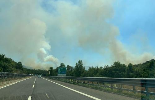 Il fumo dell'incendio in corso sul Carso triestino ripreso dall'autostrada A4
