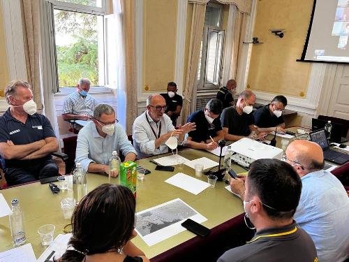 Il vicegovernatore Riccardi con gli assessori Scoccimarro e Zannier al tavolo in Prefettura a Gorizia per l'emergenza incendio sul Carso