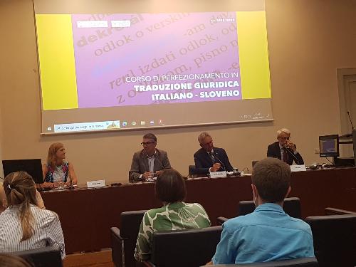 Un momento della conferenza stampa del corso di perfezionamento in traduzione giuridica italiano-sloveno che si è tenuta in Regione. L'assessore alle Autonomie locali, Pierpaolo Roberti, è il secondo da sinistra. Vicino a lui il rettore dell'Università di Trieste, Roberto Di Lenarda.