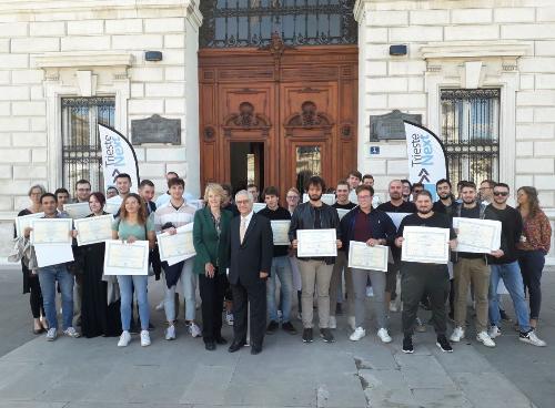 Foto di gruppo per i diplomati della Fondazione Its per le nuove tecnologie della vita "Alessandro Volta"