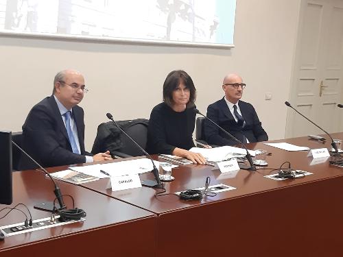 L'assessore regionale all'Università e Istruzione Alessia Rosolen nella Sala Predonzani del Palazzo della Regione di Trieste tra il presidente uscente del Conservatorio Tartini Lorenzo Capaldo e il direttore dell'istituto Sandro Torlontano