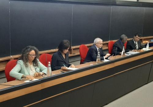 L'assessore regionale alla Ricerca Alessia Rosolen - seconda da sinistra -  nella sala Budinich dell'Ictp di Miramare