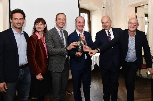 Il governatore del Friuli Venezia Giulia Massimiliano Fedriga assieme al governatore del Veneto Luca Zai alla presentazione di Underwater wine, il primo progetto in regione di affinamento e maturazione sottomarina del vino.