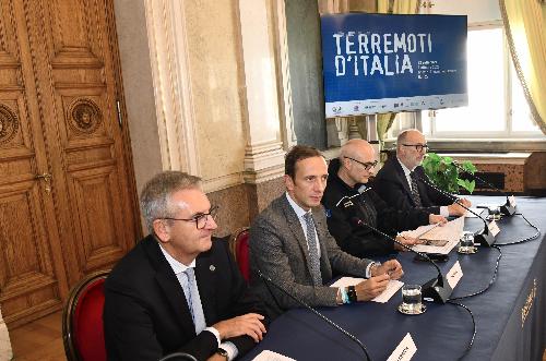 Il governatore della Regione Massimiliano Fedriga e il vicegovernatore con delega alla Protezione civile, Riccardo Riccardi, alla presentazione della mostra "Terremoti d'Italia", ideata dal Dipartimento di Protezione civile della Presidenza del consiglio dei ministri, rappresentata dal capo dipartimento Fabrizio Curcio, e organizzata dell'Università di Trieste, rappresentata dal rettore Roberto Di Lenarda.