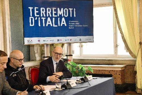 Il governatore della Regione Massimiliano Fedriga e il vicegovernatore con delega alla Protezione civile, Riccardo Riccardi, alla presentazione della mostra "Terremoti d'Italia", ideata dal Dipartimento di Protezione civile della Presidenza del consiglio dei ministri, rappresentata dal capo dipartimento Fabrizio Curcio, e organizzata dell'Università di Trieste, rappresentata dal rettore Roberto Di Lenarda.