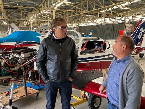 L'assessore regionale alle Attività produttive e Turismo Sergio Emidio Bini con il titolare della Alpi Aviation Corrado Rusalen nell'hangar di Osoppo
