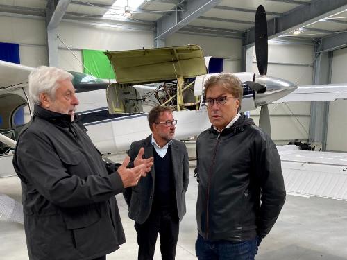 L'assessore regionale alle Attività produttive e turismo Sergio Emidio Bini con Gabriele Lualdi presidente dell'omonima fondazione (a sinistra) e il sidnaco di Osoppo, Luigino Bottoni (al centro)