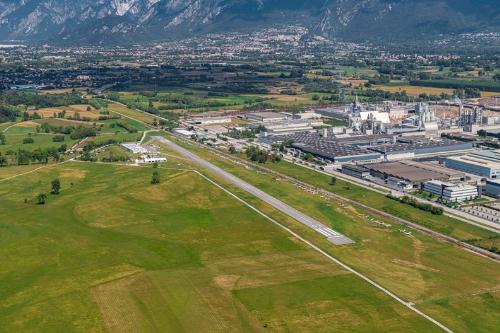 Una veduta aerea dell'aviosuperficie di Rivoli di Osoppo
