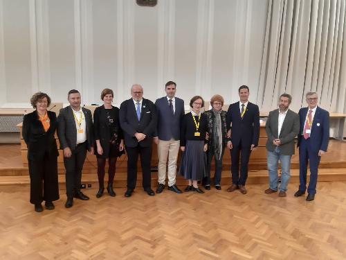 Foto di gruppo al termine del Forum a Nova Gorica su Gect Go e capitale europea della cultura, con l'assessore del Friuli Venezia Giulia Tiziana Gibelli (quartultima da destra)