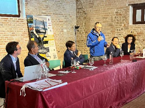 L'assessore regionale alle Rirose agroalimentari Stefano Zannier interviene al convegno sulle Città del vino a San Vito al Tagliamento