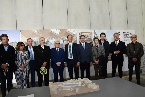 Foto di gruppo all'ex fabbrica Dormisch di Udine per l'avvio dei lavori di demolizione