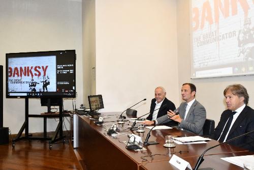 Il governatore del Friuli Venezia Giulia Massimiliano Fedriga (al centro, tra il curatore Gianni Mercurio e l'assessore regionale al Turismo Sergio Emidio Bini) alla presentazione della mostra triestina su Bansky. 