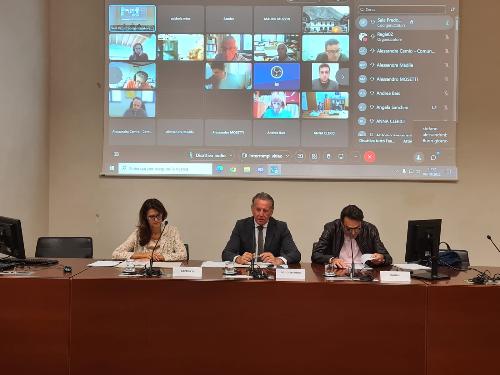 L'assessore Scoccimarro (al centro) presenta il nuovo bando per le Comunità energetiche