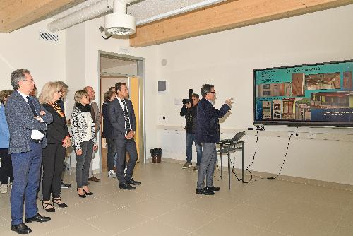 Il governatore Massimiliano Fedriga con gli assessori all'inaugurazione della "scuola polmone" a Udine