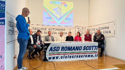 L'assessore Zilli (al centro) a Osoppo per la presentazione della 2^ tappa del Giro d'Italia di ciclocross