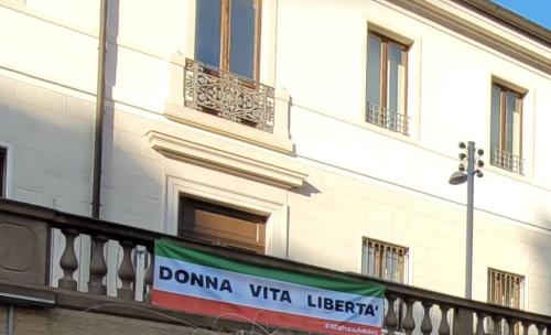 Lo striscione di "Donna vita libertà" a Pordenone