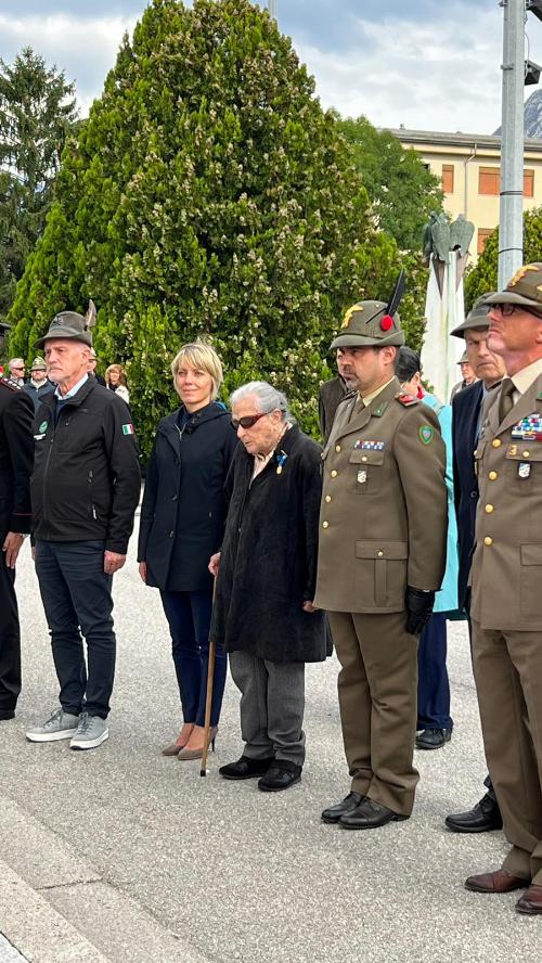 L'assessore Barbara Zilli alle celebrazioni per il Battaglione Alpini Tolmezzo nella caserma Feruglio di Venzone