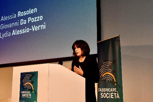 L'assessore regionale al Lavoro Alessia Rosolen durante il suo intervento al primo forum italiano delle società benefit dal titolo "Fabbricare società".