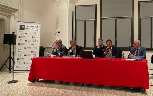 L'assessore regionale all'Ambiente Fabio Scoccimarro (secondo da sinistra) al tavolo dei relatori del convegno svoltosi a Spilimbergo sulle comunità energetiche