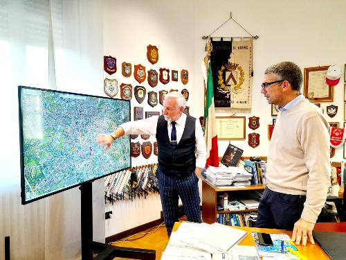 L'assessore regionale alla Sicurezza Pierpaolo Roberti durante la visita alla centrale operativa della Polizia locale di Udine assieme all'assessore comunale alla Sicurezza di Udine Alessandro Ciani.