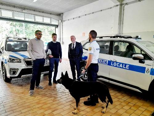 L'assessore regionale alla Sicurezza Pierpaolo Roberti durante la visita alla centrale operativa della Polizia locale di Udine assieme all'assessore comunale alla Sicurezza di Udine Alessandro Ciani.
