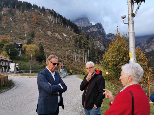 L'assessore Scoccimarro durante il sopralluogo nella frazione Pierabech.