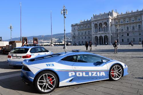 Vetture della Polizia Stradale in piazza dell'Unità d'Italia a Trieste