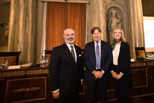 L'assessore regionale alle Attività Produttive e Turismo Sergio Emidio Bini (al centro)  con l'ambasciatore di Svezia a Roma Jan Bjorklund e il console onorario Cristina Sbaizero. 
