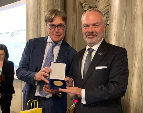 L'assessore regionale alle Attività Produttive e Turismo Sergio Emidio Bini (a sinistra)  con l'ambasciatore di Svezia a Roma Jan Bjorklund.