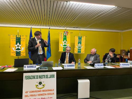 L'assessore regionale alle Risorse agricole, Stefano Zannier, al tavolo dei relatori durante il 49° convegno regionale dei Maestri del Lavoro del Friuli Venezia Giulia.