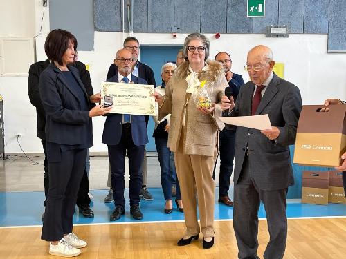L'assessore regionale al Lavoro, Alessia Rosolen,consegna uno dei riconoscimenti della 25^ edizione del "Premio Solidarietà 2022" a Daniela Dose.