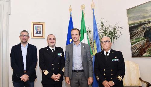 Il governatore del Friuli Venezia Giulia Massimiliano Fedriga, assieme all'assessore regionale alle Sicurezza Pierpaolo Roberti, all'attuale direttore marittimo del Friuli Venezia Giulia e comandante della Capitaneria di porto di Trieste contrammiraglio Vincenzo Vitale, e al suo successore, il capitano di vascello Luciano Del Prete.