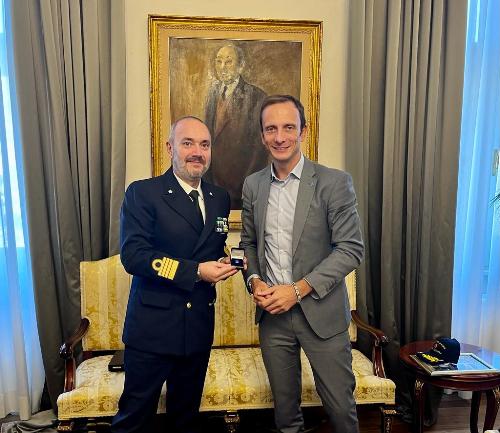 Il governatore del Friuli Venezia Giulia Massimiliano Fedriga, assieme al capitano di vascello Luciano Del Prete.