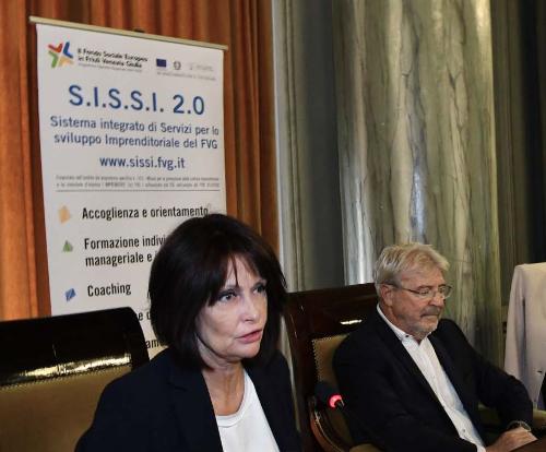 L'assessore regionale al Lavoro Alessia Rosolen e il presidente della Camera di commercio Venezia Giulia Antonio Paoletti.