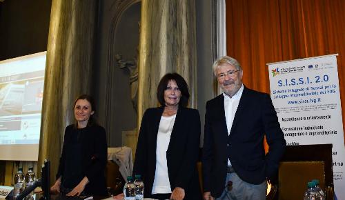 L'assessore regionale al Lavoro Alessia Rosolen (al centro), il presidente della Camera di commercio Venezia Giulia Antonio Paoletti e Giara Amato di Terziaria Confcommercio Trieste.