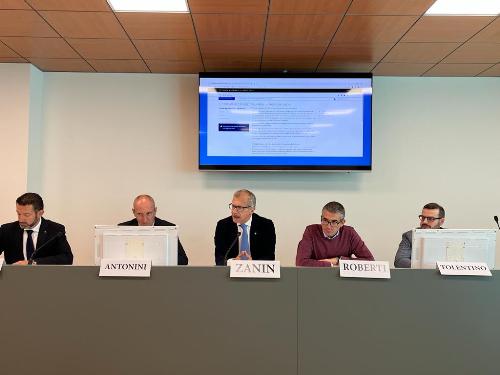 Il tavolo dei relatori alla presentazione del sito web multilingue del Consiglio regionale.