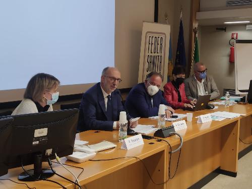 Il vicegovernatore Riccardo Riccardi (secondo da sinistra al tavolo) all'auditorium del Cro di Aviano