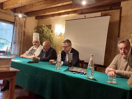 L'assessore regionale Stefano Zannier all'incontro-degustazione sul  dolce tiramisù a Bannia di Fiume Veneto.