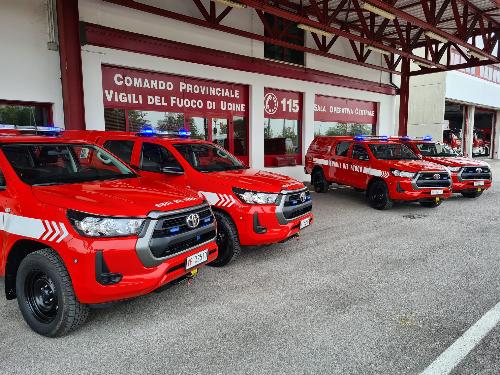 I quattro veicoli dei Vigili del fuoco acquistati con finanziamento regionale 