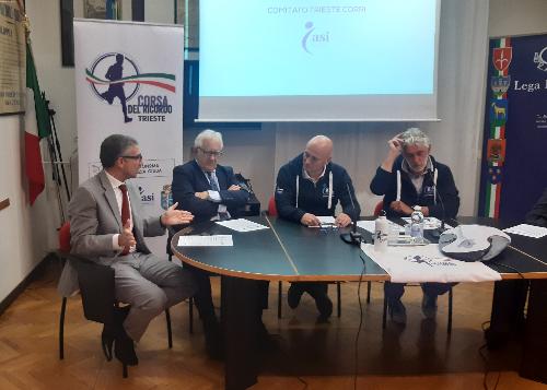 L'assessore regionale Pierpaolo Roberti mentre interviene alla presentazione della Corsa del Ricordo 