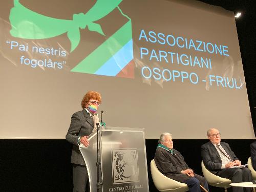 L’assessore regionale alla Cultura, Tiziana Gibelli, mentre porta il saluto alle celebrazioni per il settantacinquesimo anniversario della fondazione dell’Associazione partigiani Osoppo-Friuli