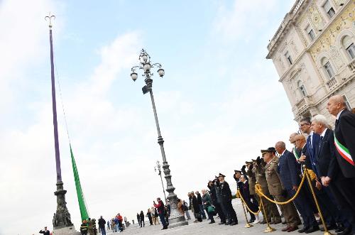 Il solenne alzabanbiera per il 68esimo del ritorno di Trieste all'Italia con l'assessore regionale alle Autonomie locali e alla Sicurezza Pierpaolo Roberti (terzo da destra nella foto)