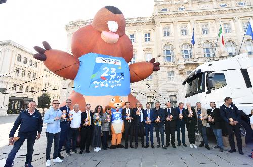 Le autorità presenti a Trieste alla presentazione di Eyof 2023 in posa con la mascotte Kugy
