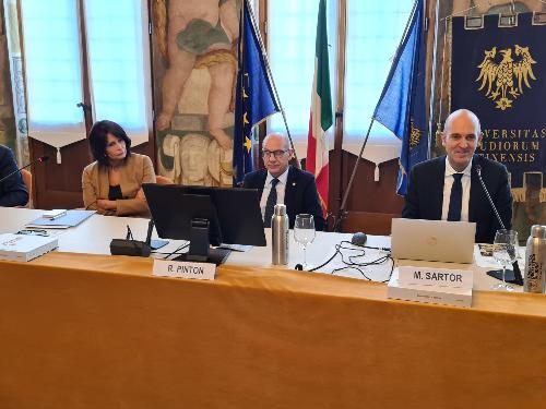 Da sinistra: Alessia Rosolen (assessore al Lavoro Fvg), Marco Sartor (presidente Alig), Roberto Pinton (rettore Uniud).