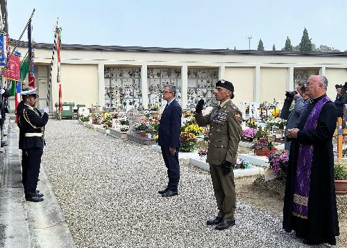 La deposizione di una corona d'alloro in ricordo delle vittime delle guerra in cimitero a Pordenone alla presenza dell'assessore regionale Stefano Zannier